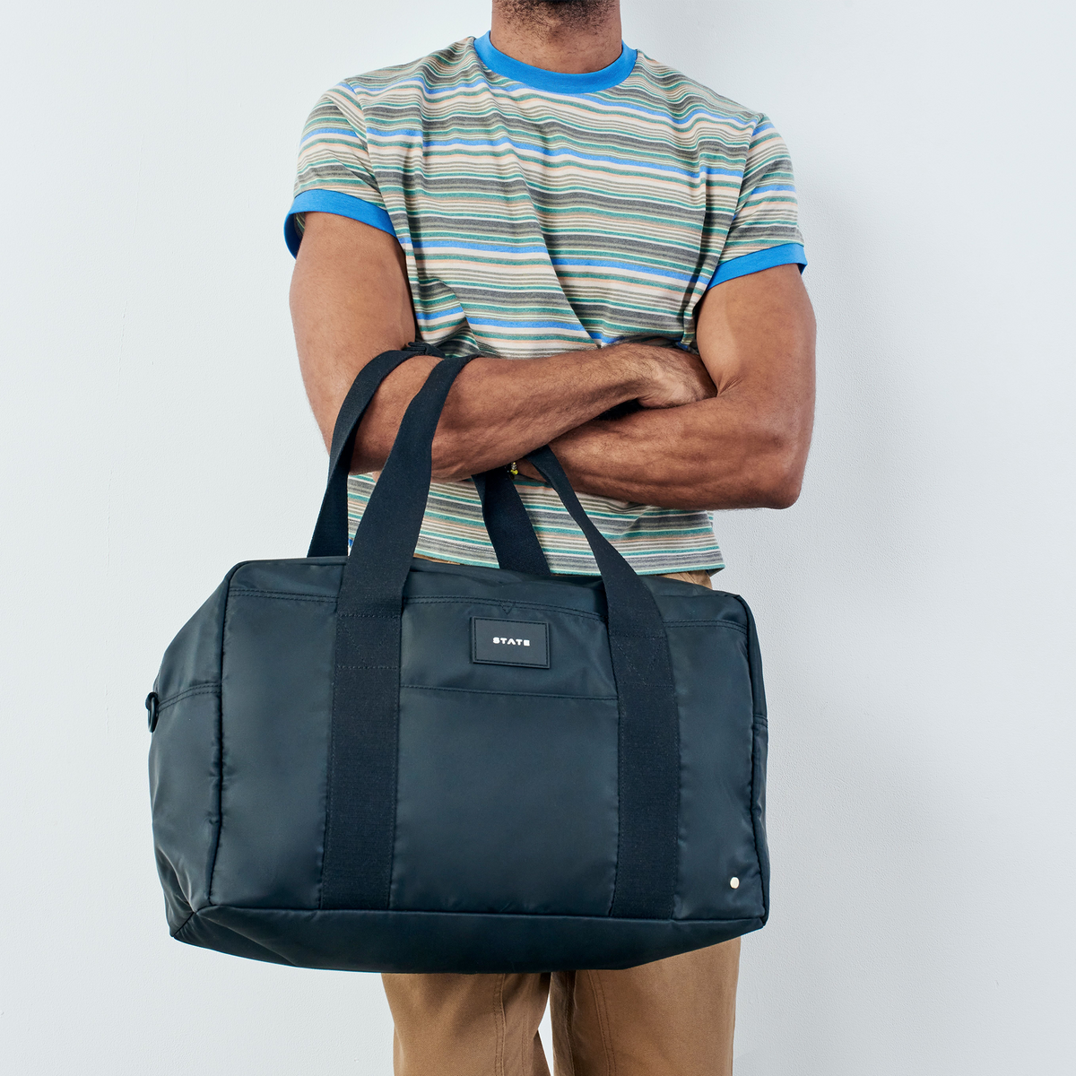 Man holding State bags wellington weekender medium black